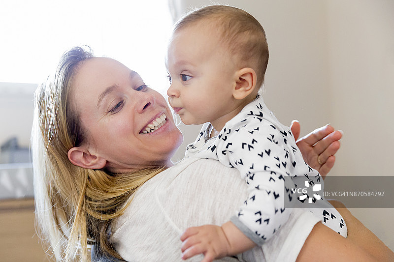 宝宝在母亲的肩膀上打嗝图片素材