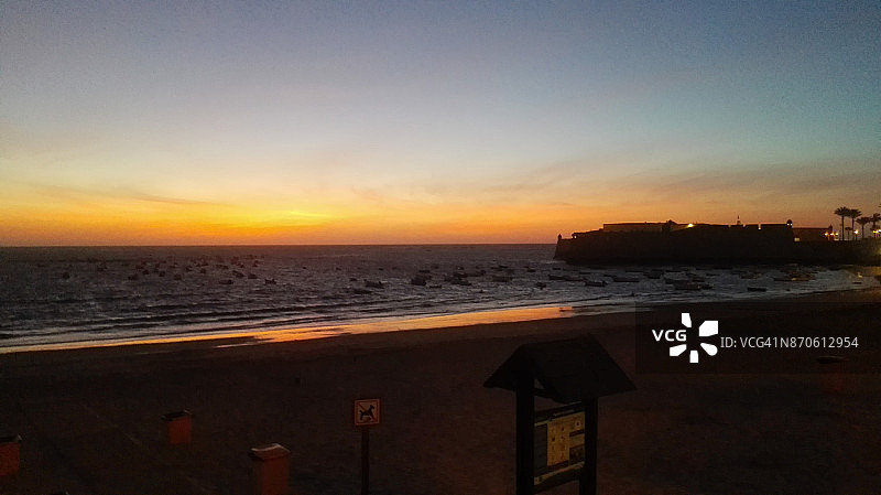 卡莱塔海滩日落，加的斯图片素材