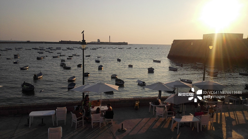 加的斯圣卡塔利娜城堡和卡莱塔海滩图片素材