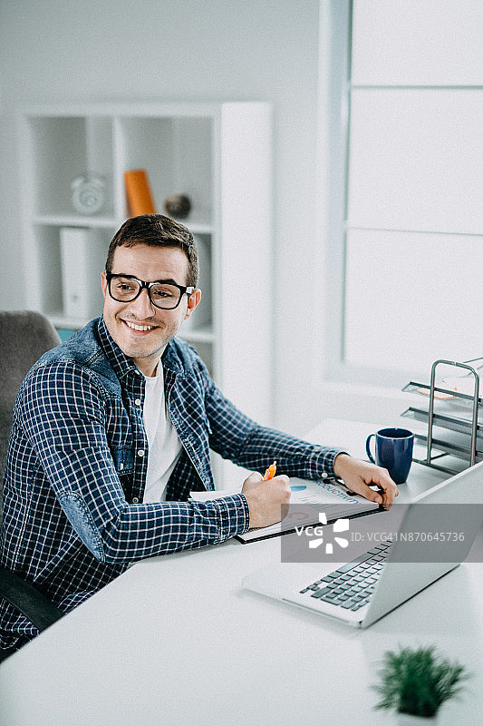 处理财务信息图片素材