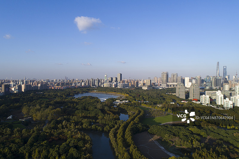 阳光明媚的上海世纪公园和公寓楼鸟瞰图图片素材