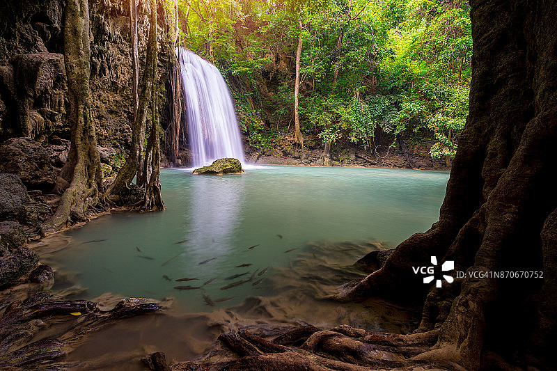 泰国北碧府爱侣湾国家公园爱侣湾瀑布三层瀑布景观图片素材