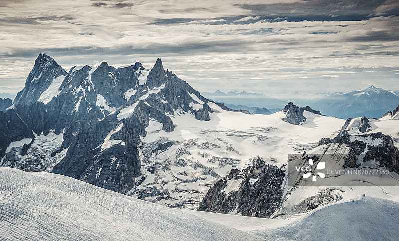 冰川之上的岩石山脉图片素材