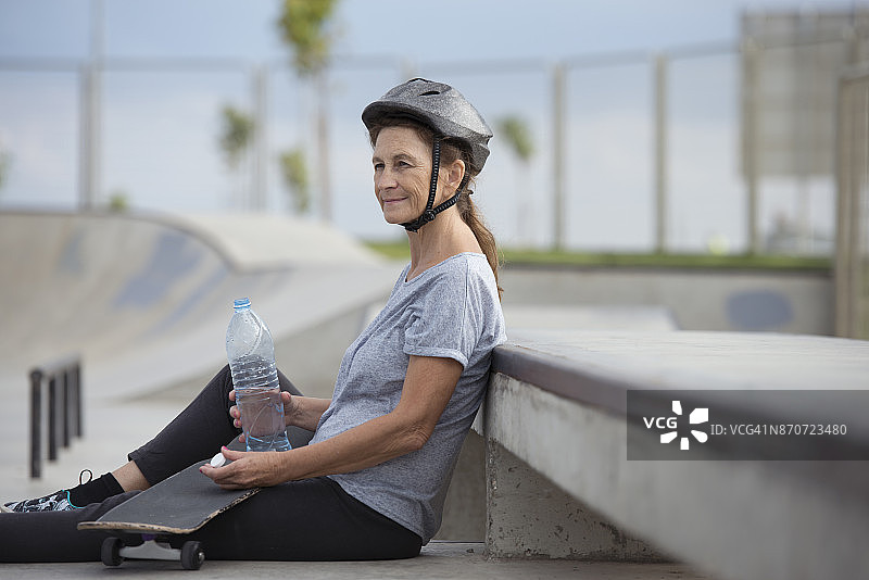 老年人的休闲滑板活动图片素材