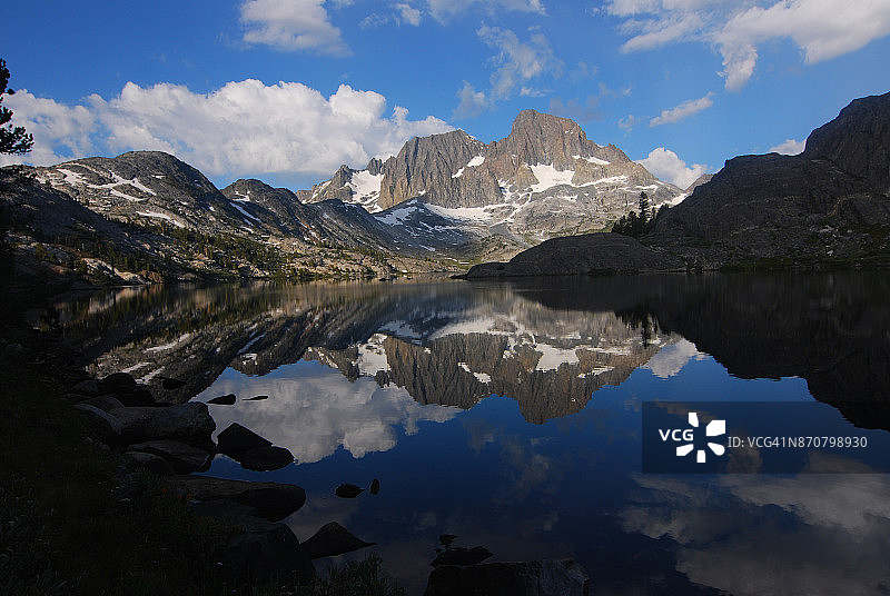 加内特湖的晨光图片素材