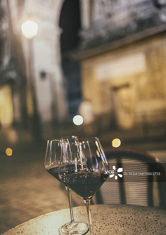 在巴黎，咖啡馆外的桌子上放着两杯红酒图片素材