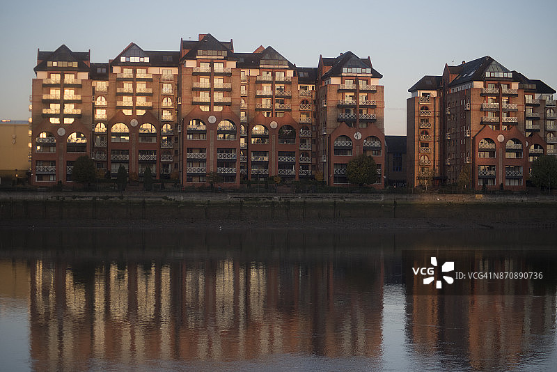 切尔西河滨公寓美丽日出图片素材
