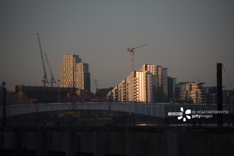 旺兹沃思桥和滨水区黎明景色图片素材