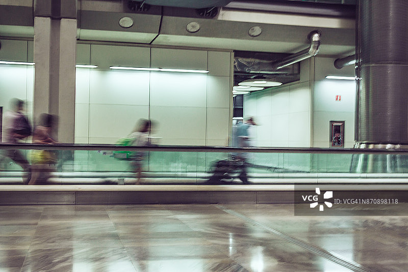 巴拉哈斯国际机场内部：等待办理登机手续的旅客图片素材