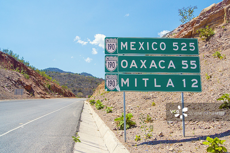 靠近墨西哥瓦哈卡州米特拉的公路上的交通标志图片素材