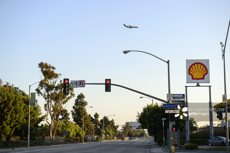 飞越美国加利福尼亚州洛杉矶英格尔伍德的飞机图片素材