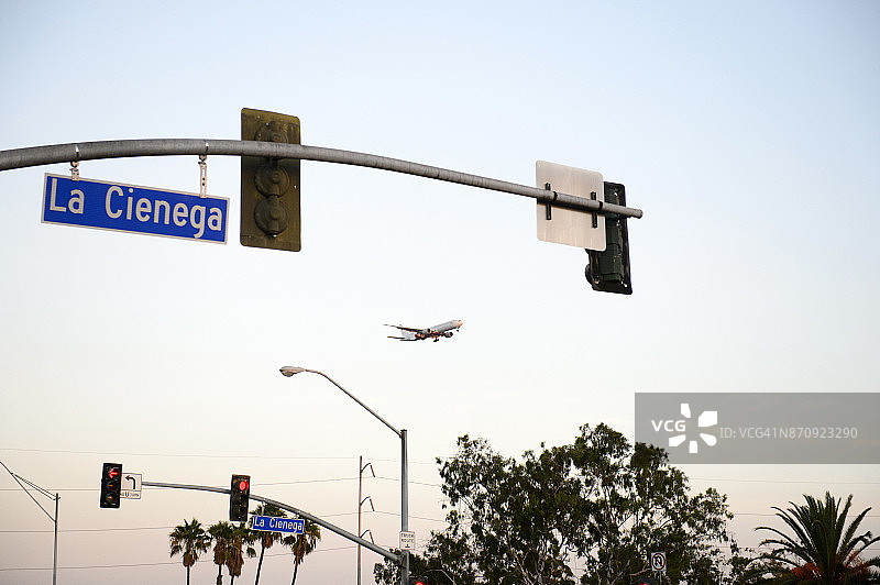 飞越美国加利福尼亚州洛杉矶英格尔伍德的飞机图片素材