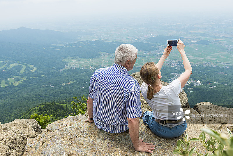 在白云桥步道上徒步图片素材