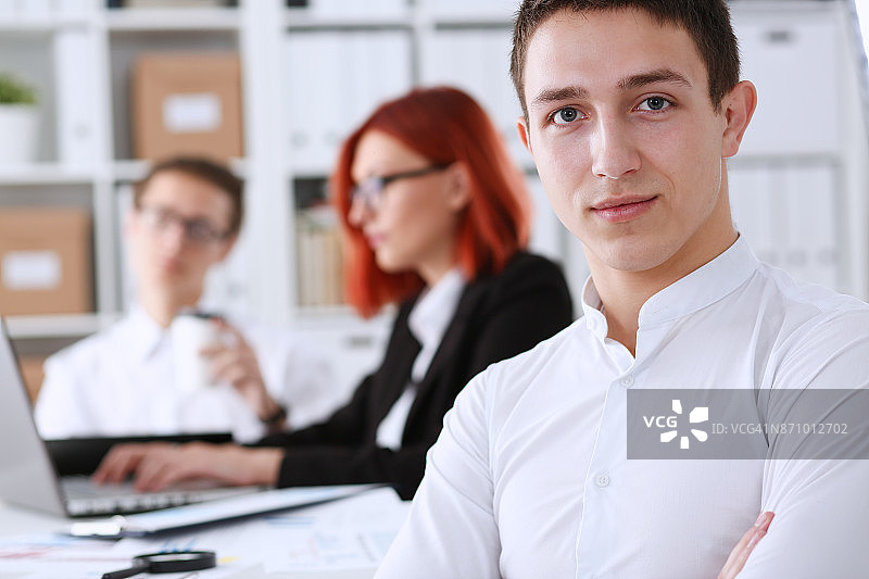 工作场所中微笑的商人图片素材