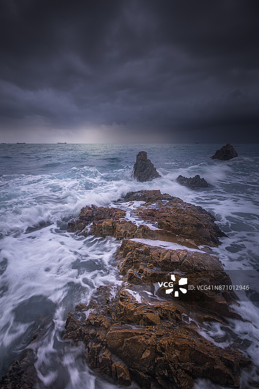 海上壮丽的暴风雨阴暗多云天空图片素材