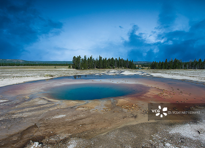 黄石国家公园饼干盆地中的彩色间歇泉图片素材