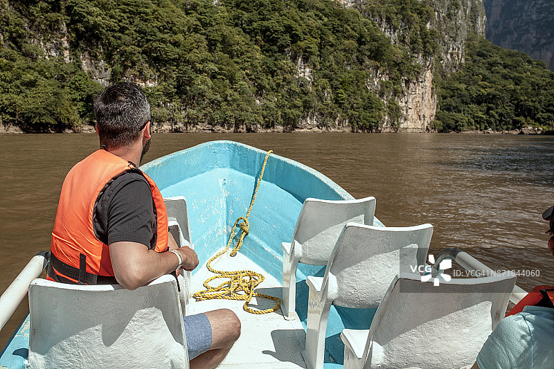 游客在苏米德罗峡谷游览图片素材