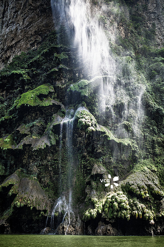 美丽的圣诞树、瀑布和苏米德罗峡谷图片素材