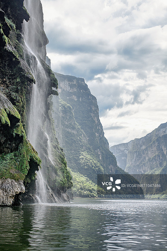 圣诞树瀑布和苏米德罗峡谷图片素材