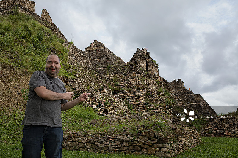 托尼那玛雅金字塔和游客，简码：775071365图片素材