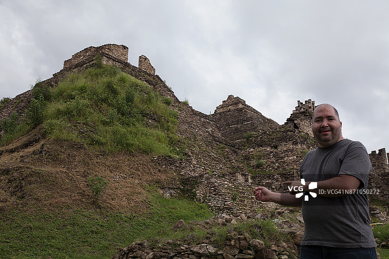 托尼那玛雅金字塔和游客，简码：775071365图片素材