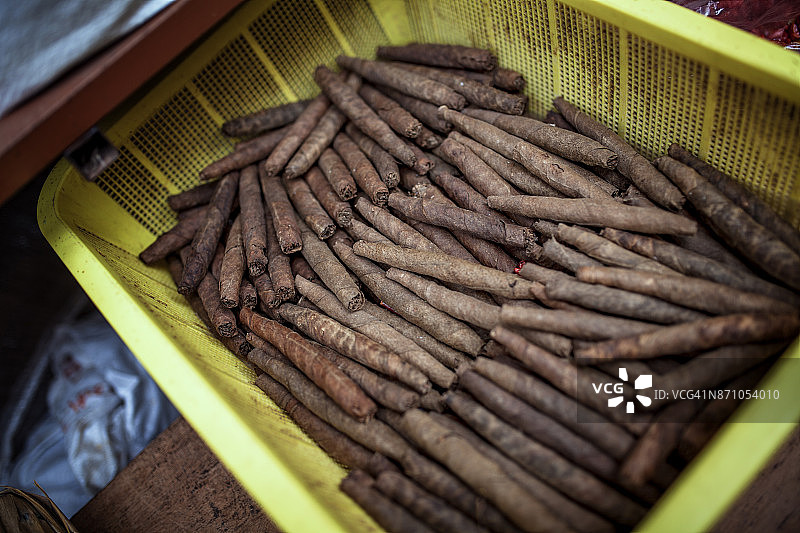 在热门市场上出售的烟草雪茄图片素材