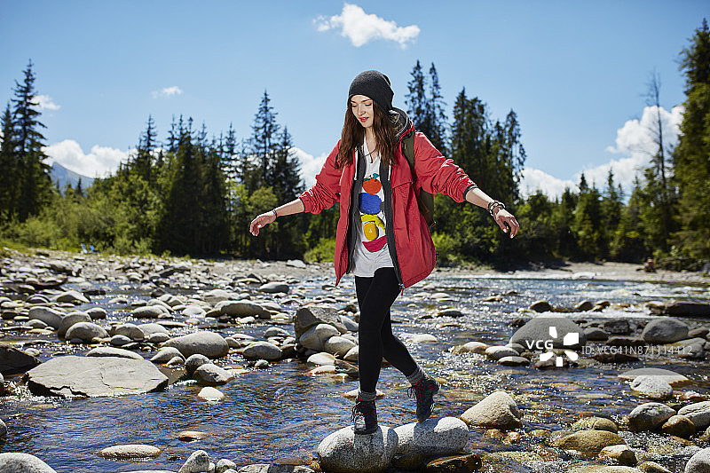 穿越山间河流图片素材