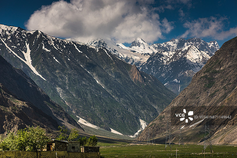 从印度卡吉尔到索纳马格的壮丽景观，有电力和可爱的人工小屋图片素材