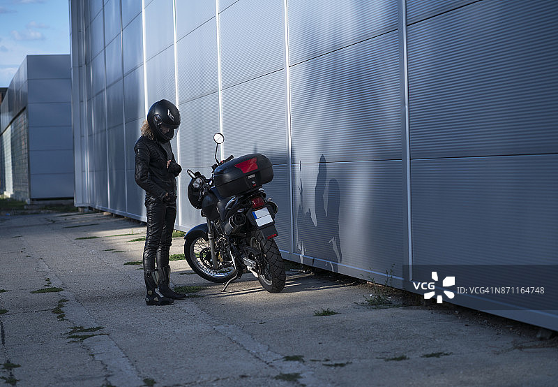 骑摩托车的女人图片素材