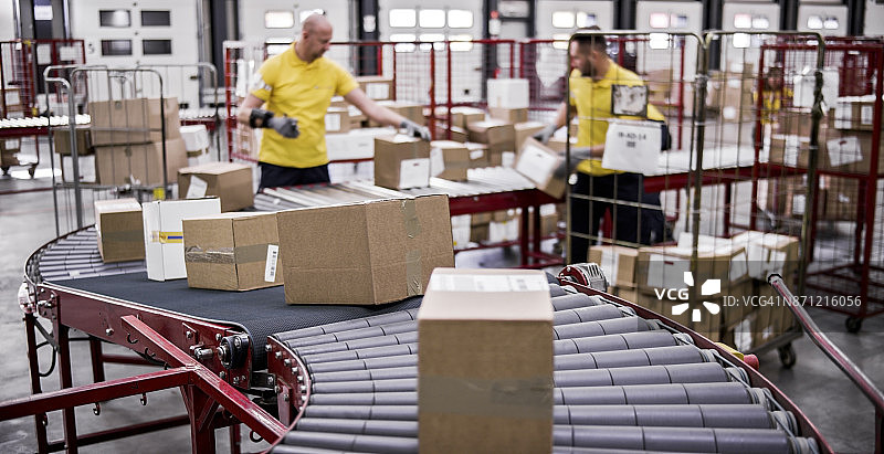 传送带上的盒子图片素材