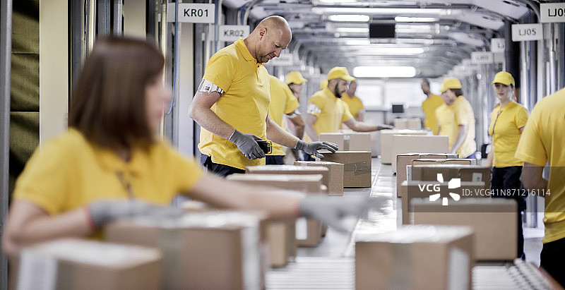 传送带上的盒子图片素材