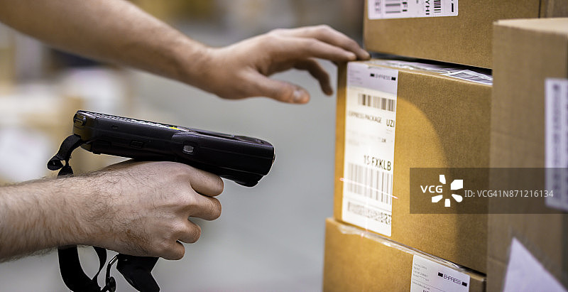 工人扫描纸箱图片素材