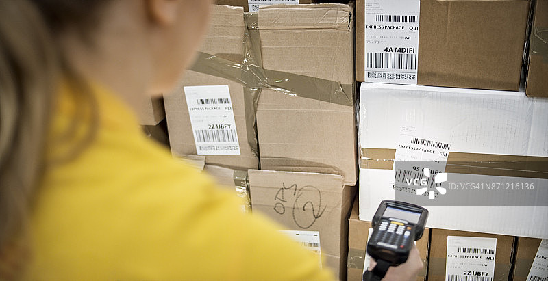 扫描仓库中的箱子图片素材