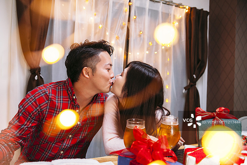 恋爱中的年轻情侣图片素材