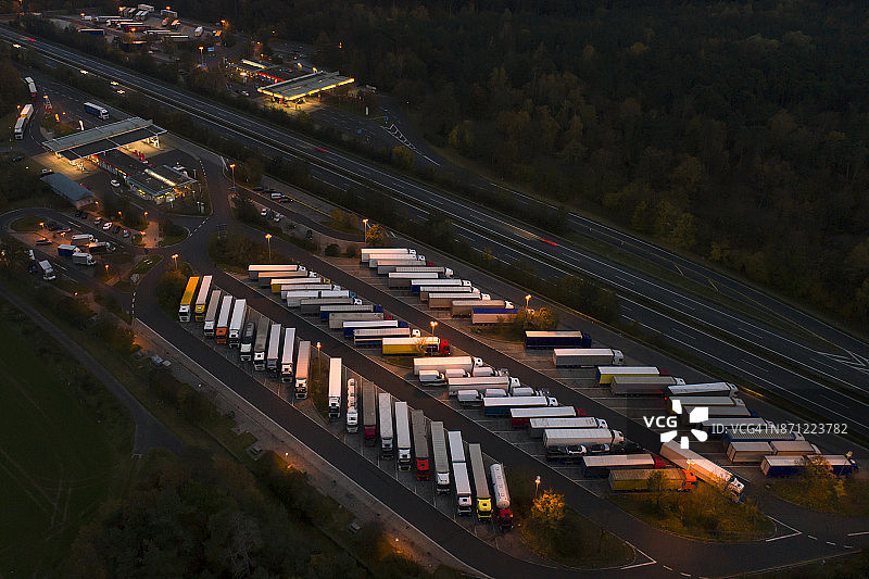 高速公路休息区卡车停车场图片素材
