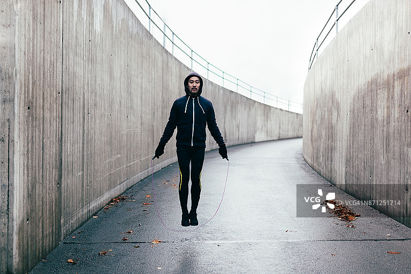 跳绳的日本男人图片素材