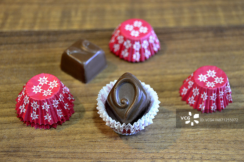 桌上的巧克力糖图片素材