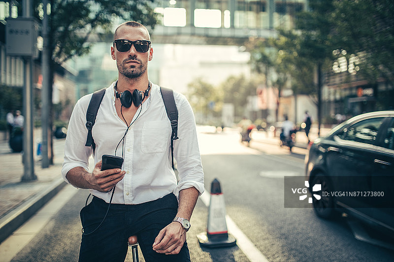 男子骑自行车图片素材