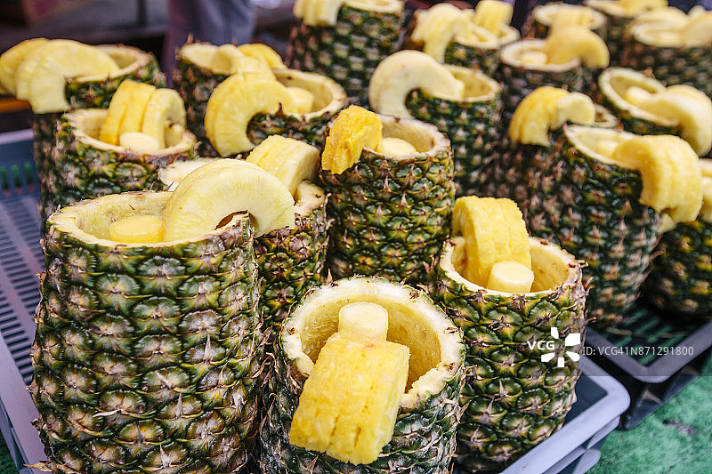 菠萝容器盛装的菠萝冰沙，伦敦波特贝洛路市场图片素材