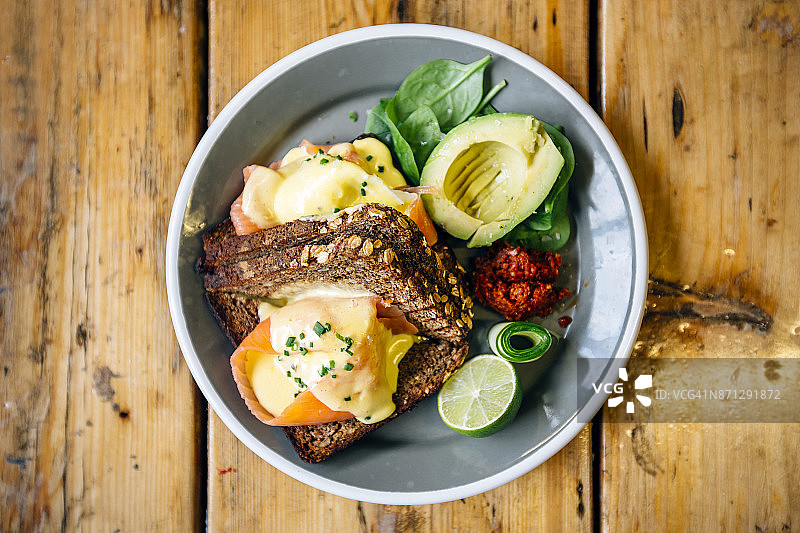 健康早餐：黑麦面包、三文鱼、水煮蛋、牛油果和青柠图片素材