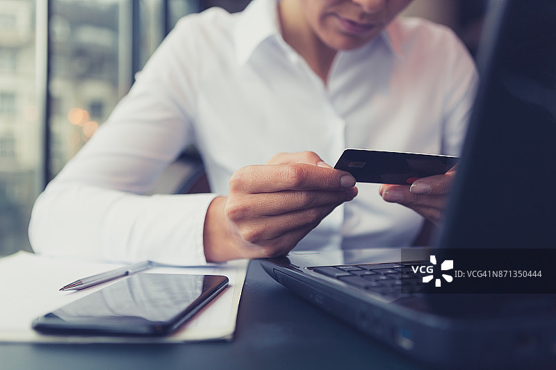 单身女性在线购物，用信用卡支付图片素材