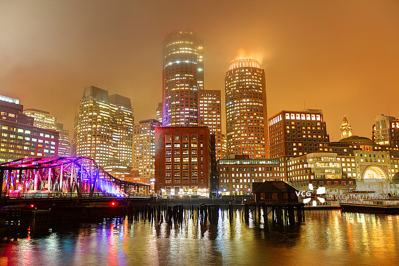 马萨诸塞州波士顿的雾夜图片素材