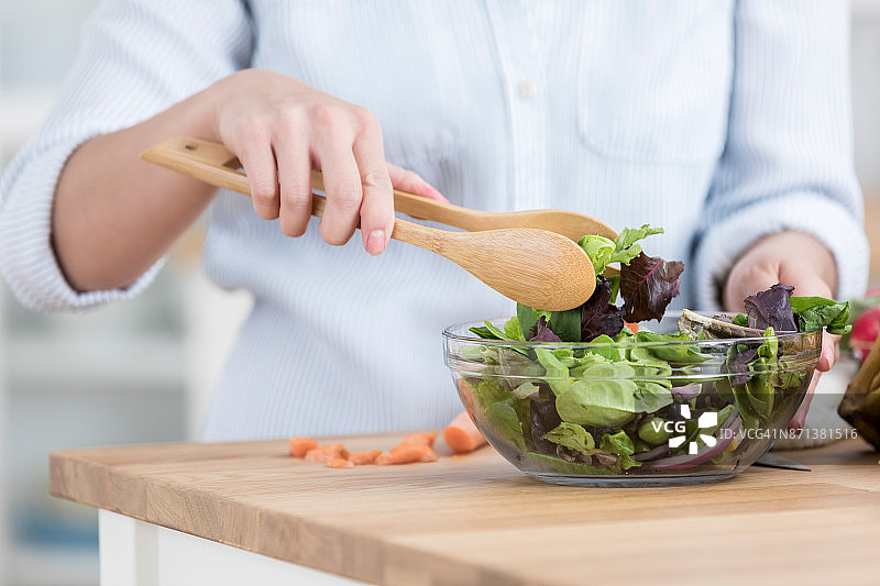 女人在厨房拌沙拉图片素材