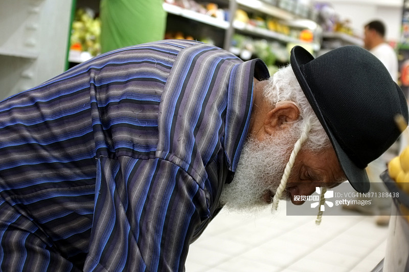 鬓角发白的老也门人图片素材