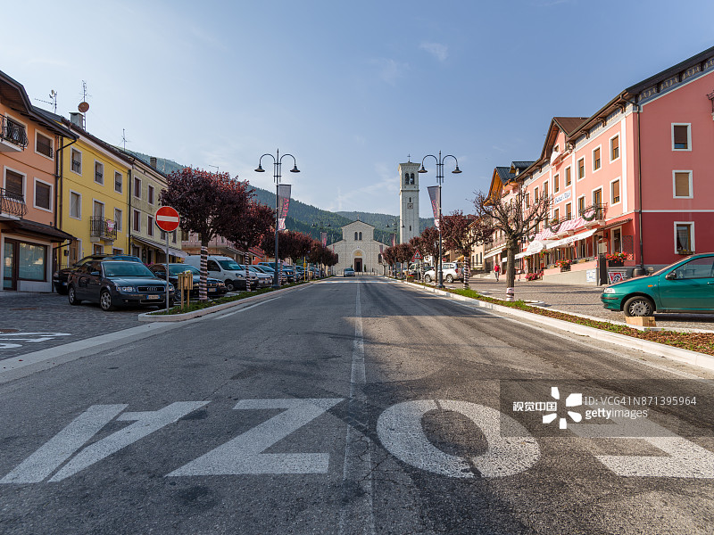 福扎小镇主街道,沥青路面上写有小镇名称图片素材