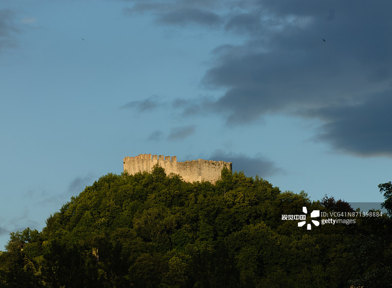 阿索洛山顶上的“Rocca”图片素材