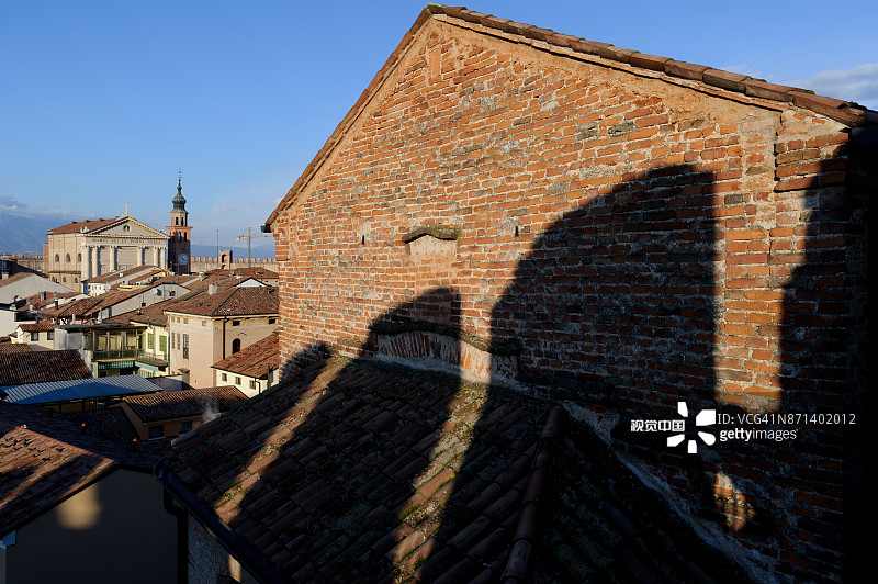 奇塔代拉城堡墙壁细节与城镇教堂图片素材