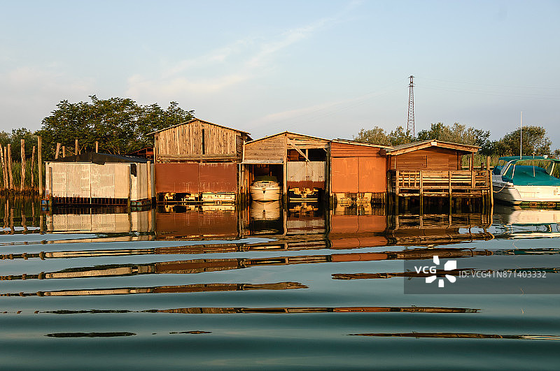 有盖船只停泊处图片素材
