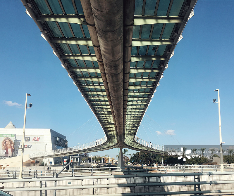特拉维夫大都市佩塔提克瓦市的斜拉桥图片素材