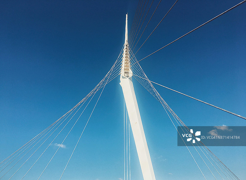 特拉维夫大都市佩塔提克瓦市的斜拉桥图片素材